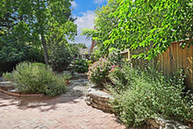 Building Photo - Beautiful 3 Bedroom Home-$750.00 Off 1st M...