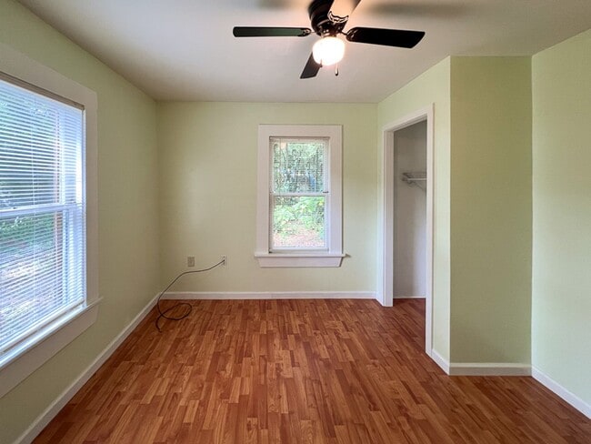 Building Photo - 2BR/1BA Pet Friendly Cottage off Waldo Roa...
