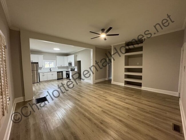 Building Photo - Renovated in city home!