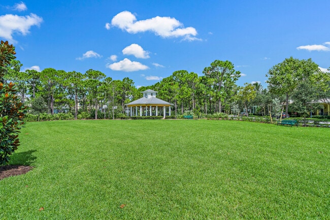 Building Photo - 200 W Bay Cedar Cir