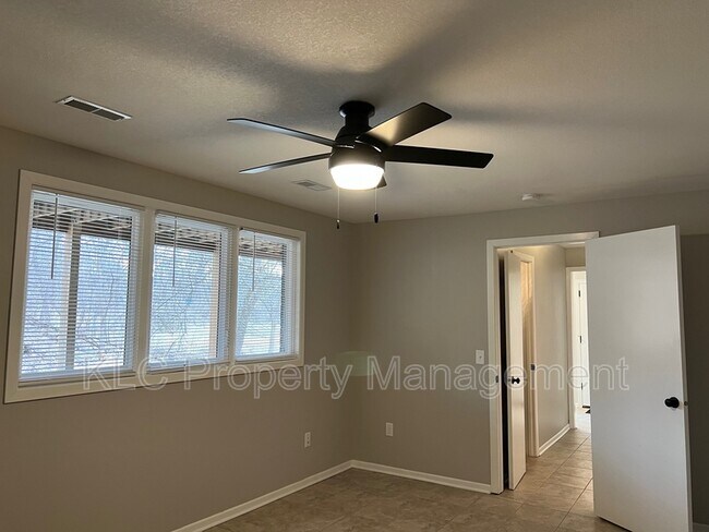 Building Photo - 3805 Maquoketa Dr
