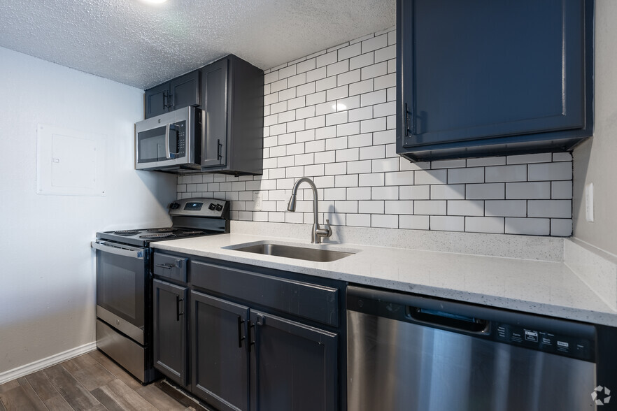 2BR, 2.5BA - 929SF - Kitchen - Fiona Apartment Homes