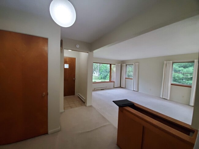 Front Entrance/Living Room - 591 E Glenlord Rd
