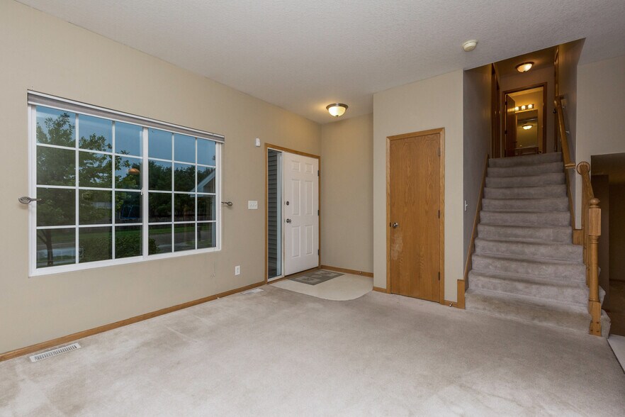 Building Photo - 505 SE Crabapple Dr