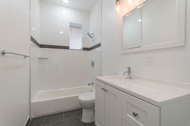 Building Photo - Modern & Renovated 1BD 1BA Apartment