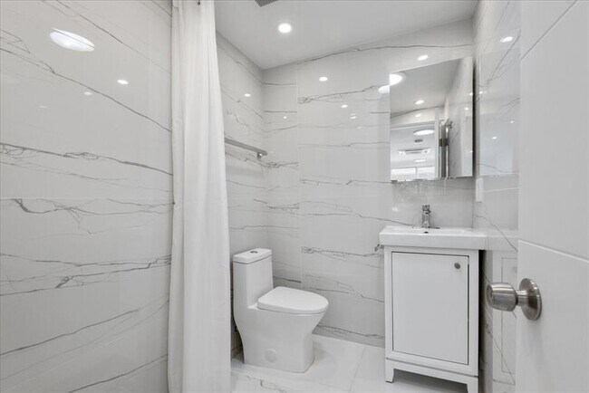 Building Photo - 2201 NE 9th Ave