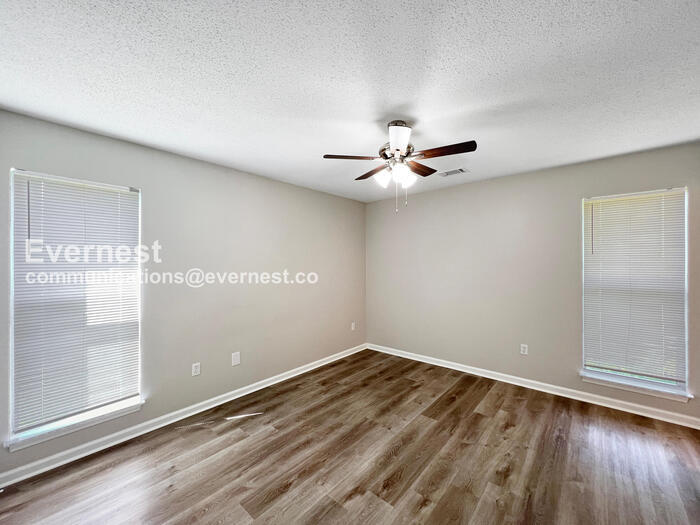 Building Photo - 886 Acorn Cove