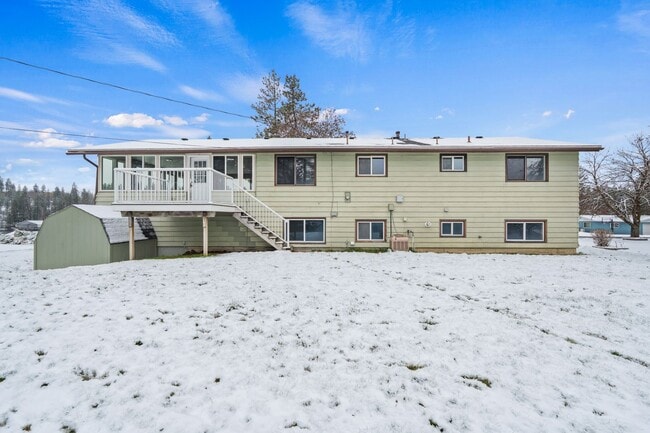 Building Photo - 4-Bedroom Retreat in Medical Lake - 2 Baths & 2,454 Sq/Ft Half Month Rent Free!