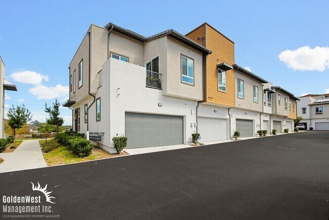 Building Photo - Modern 3Bdm 2.5Ba Unfurnished Town-Home in the Soltaire Community!