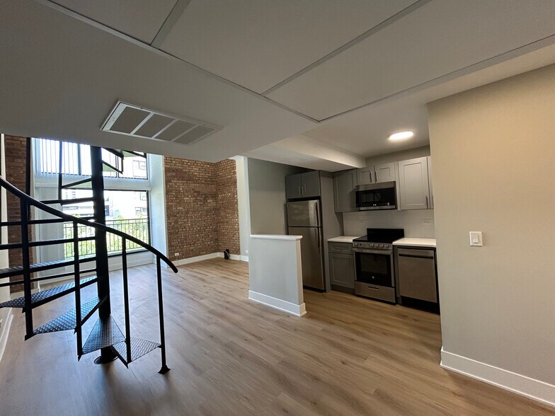 Building Photo - 1214 N La Salle Dr