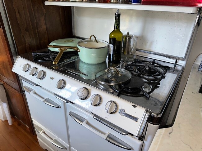 Building Photo - 852 Laveta Terrace