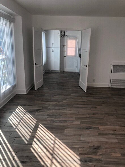 Building Photo - 5707 San Vicente Blvd