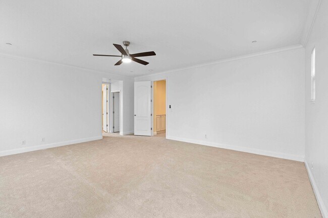 Building Photo - Spacious 3 Bedroom, 3 Bathroom Home with P...