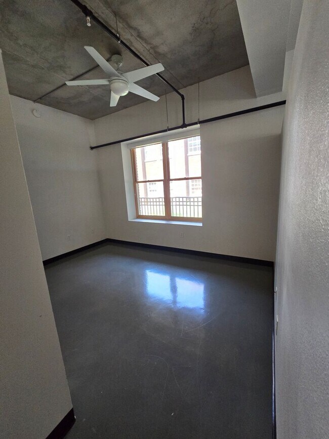 Building Photo - Beautiful 2BR , 2BA 2nd floor loft in East...