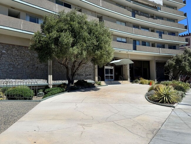 Building Photo - Million-Dollar Views, Starter Price!