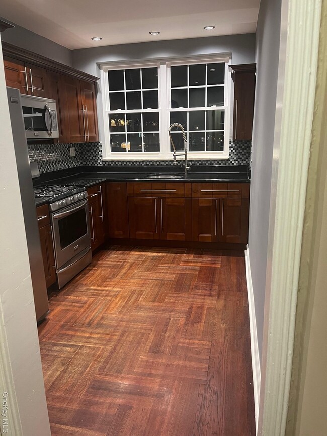 Building Photo - 1270 White Plains Rd