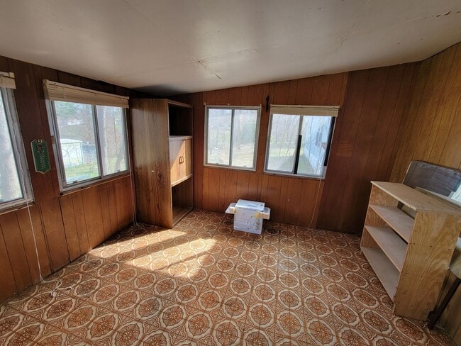 Building Photo - Quiet home close to Asheville