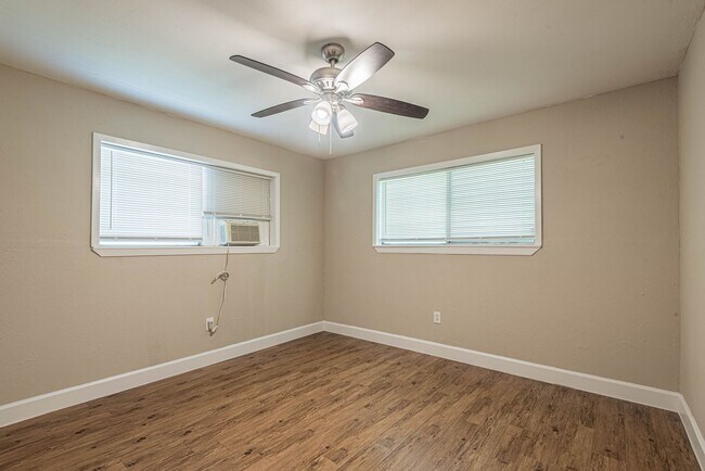 Building Photo - 128 N Washington St