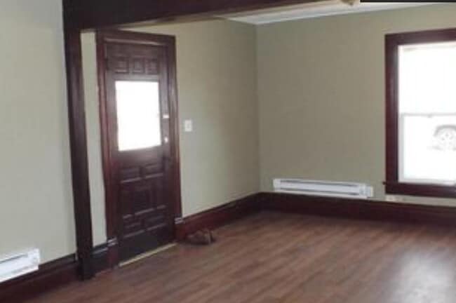 Big Living Room - 408 State Ave E