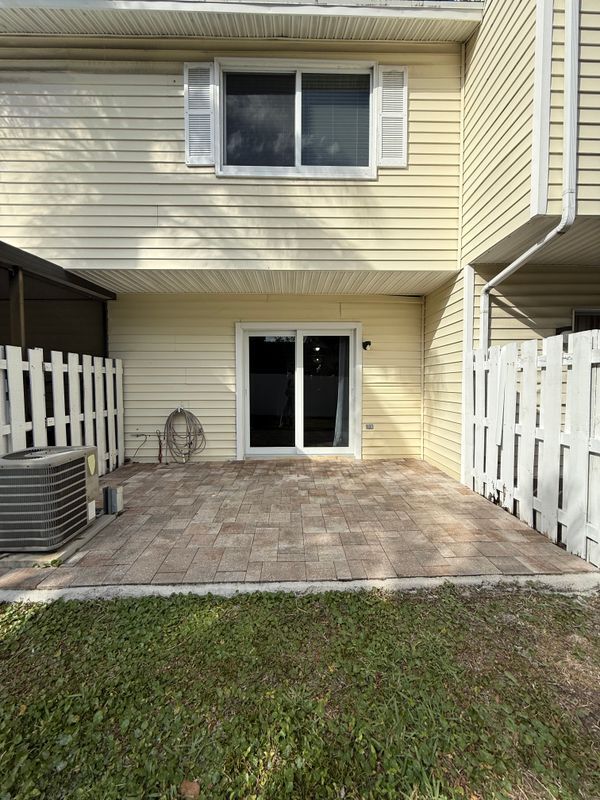 Building Photo - 2877 NE 15th St