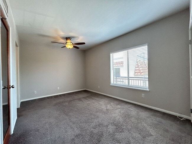 Building Photo - Beautifully Upgraded 2 Bed 2.5 Bath Townhome