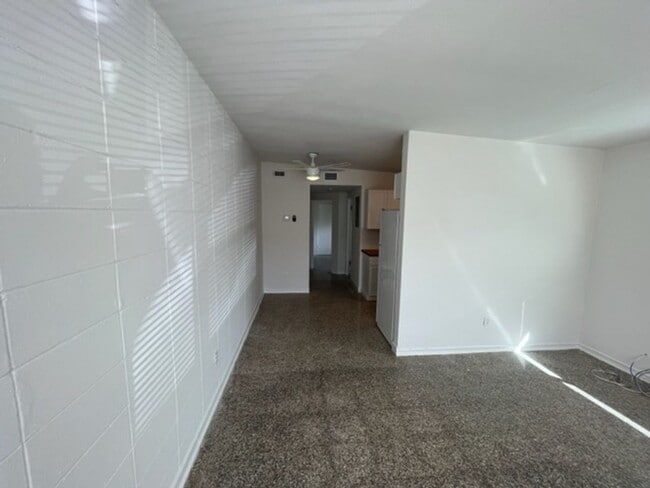 Building Photo - 2 Bedroom, 1 Bathroom Renovated and Ready ...
