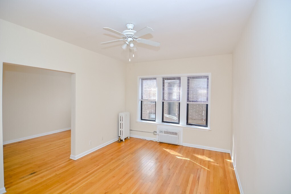 Building Photo - 906 W Addison St