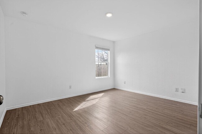 Building Photo - Modern 4-Bedroom Home in Crescent Hills – Open Concept & Private Yard