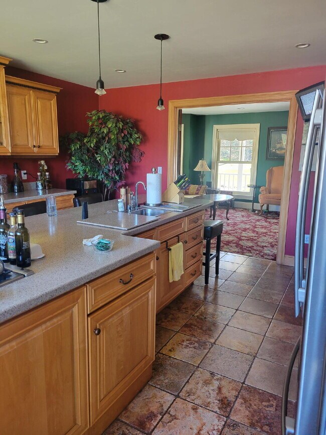 Building Photo - 5 bedroom, 4 bath