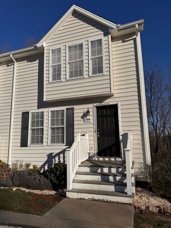 Building Photo - 3 Bedroom || 3.5 Bathroom - Townhome