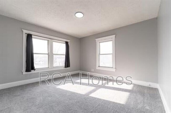 Building Photo - 1037 N Parker Ave