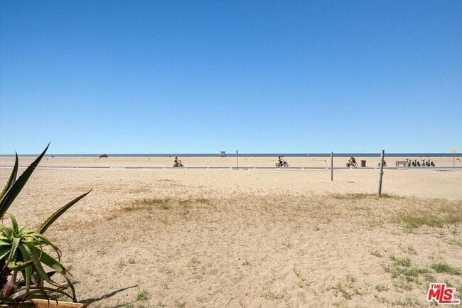 Building Photo - 936 Palisades Beach Rd
