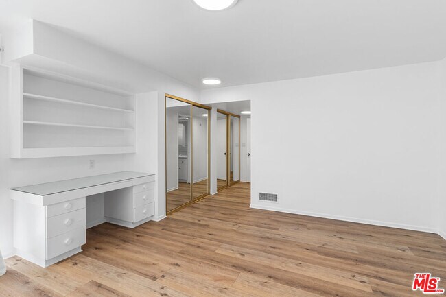 Building Photo - 5160 Los Feliz Blvd