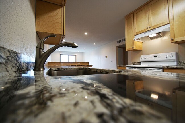 Building Photo - Pinto Suite