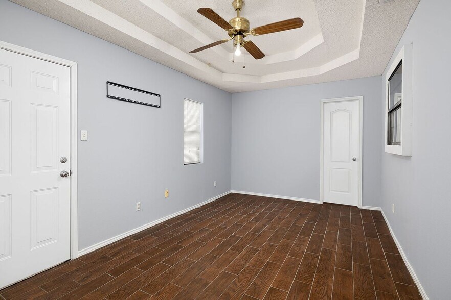 Building Photo - 1005 N Sabinas St