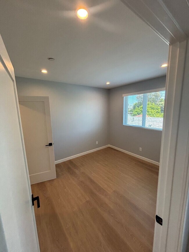 Building Photo - Beautiful 2 bed 1 bath modern apartment in Del Rey, Culver City adjacent