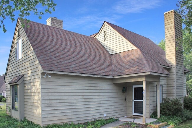 Building Photo - Contemporary duplex with first floor primary