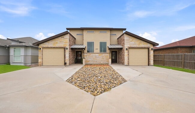 Building Photo - New Rental! Updated 3-bedroom/2 bath town home