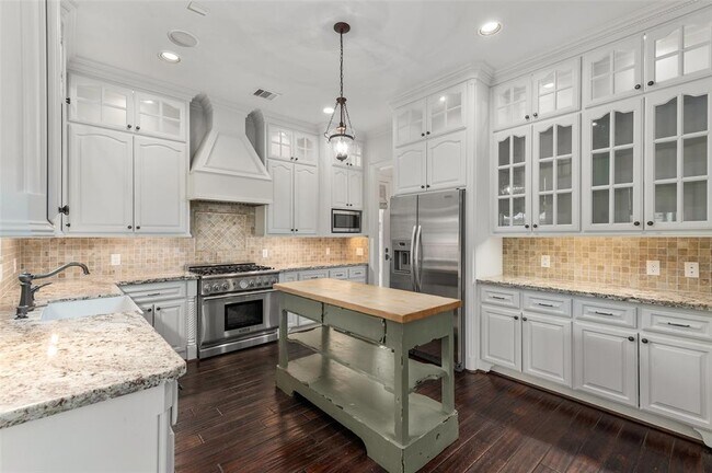 Building Photo - 2420 Chimney Rock Rd