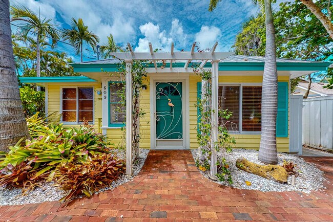 Building Photo - 609 N Shore Dr