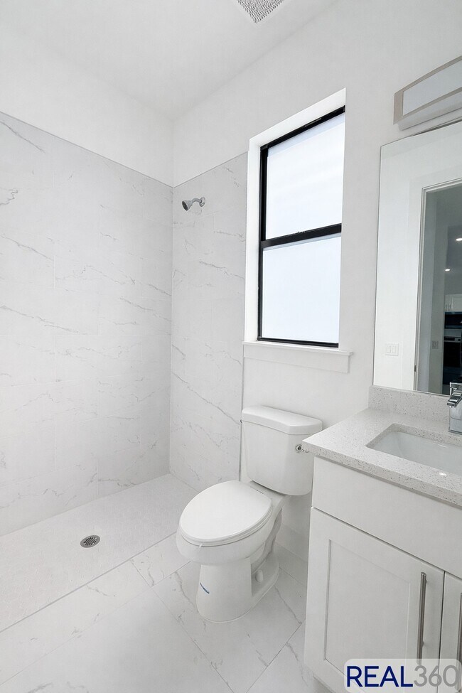 Building Photo - 4806-4808 Golfview Blvd