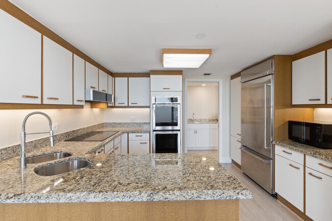 Building Photo - 525 S Flagler Dr