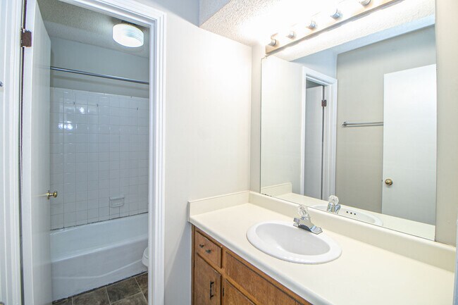 Building Photo - 1437 McCan Dr