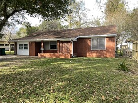 Building Photo - 2412 Cedar Dr