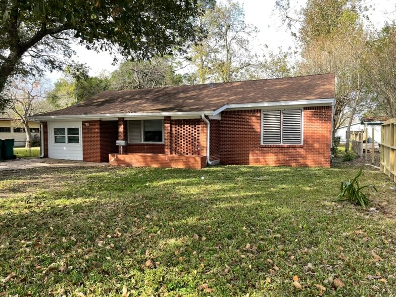 Adorable Front View - 2412 Cedar Dr