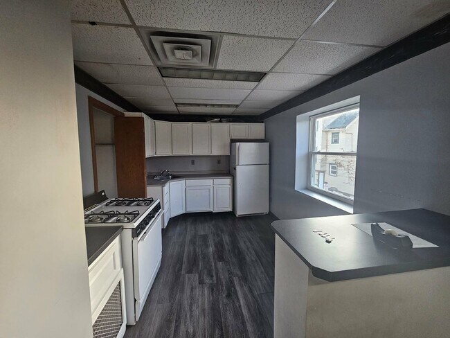 Building Photo - 619 Johnston St