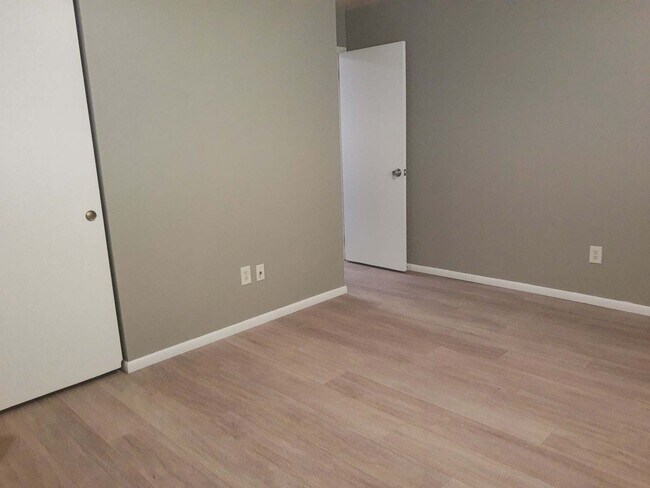 Building Photo - 140 Redbud Dr