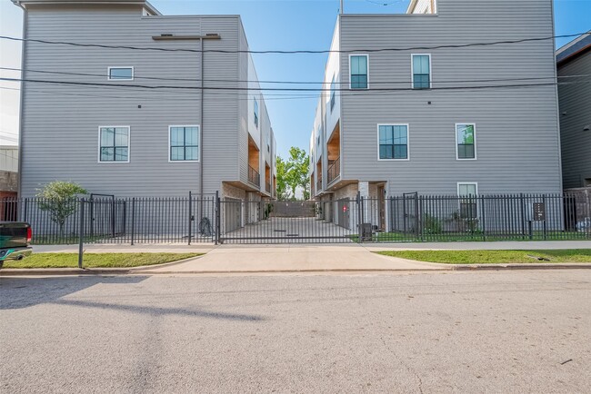 Building Photo - 1305 E 27th St