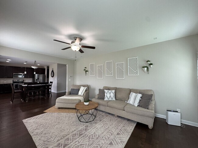 Building Photo - Gorgeous 4 Bed 2.5 Bath Home with Fenced Backyard