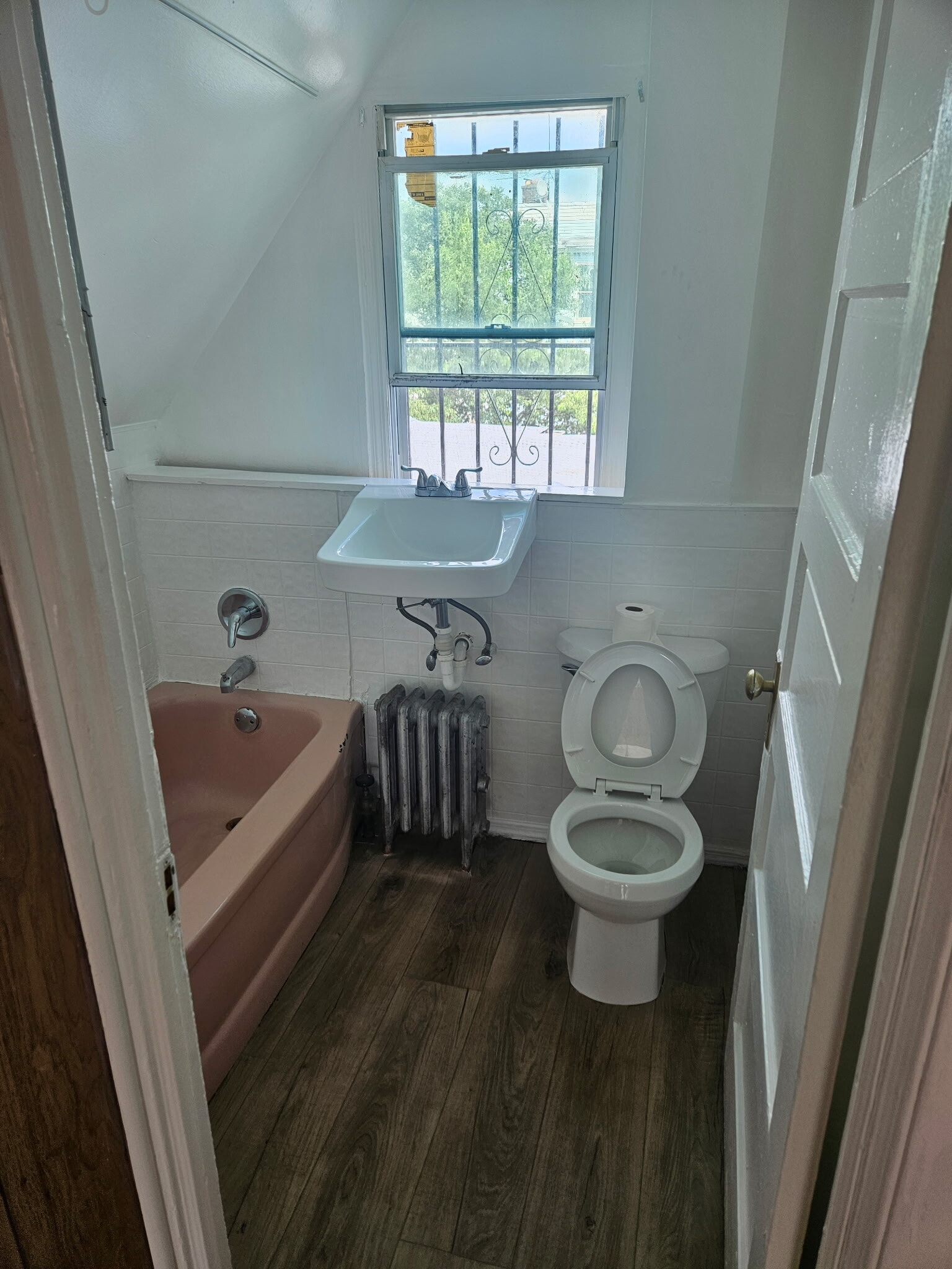 Bth Rm 2 - 414 S 15th St